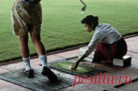 Янгон, Мьянма (Бирма). (Photo by Steve McCurry)  
|  Серия фотографий легендарного Стива МакКарри «Сила игры» • НОВОСТИ В ФОТОГРАФИЯХ