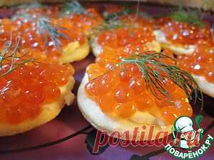 Канапе с красной икрой на домашних сырных крекерах - кулинарный рецепт
