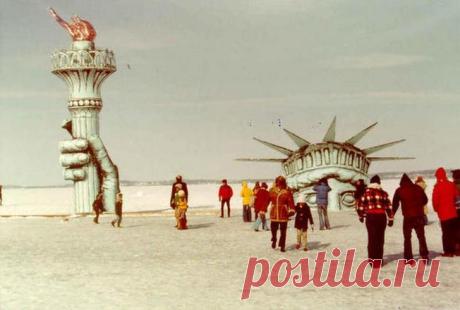 Студенты из Висконсина перевезли статую Свободы на озеро Мендота...