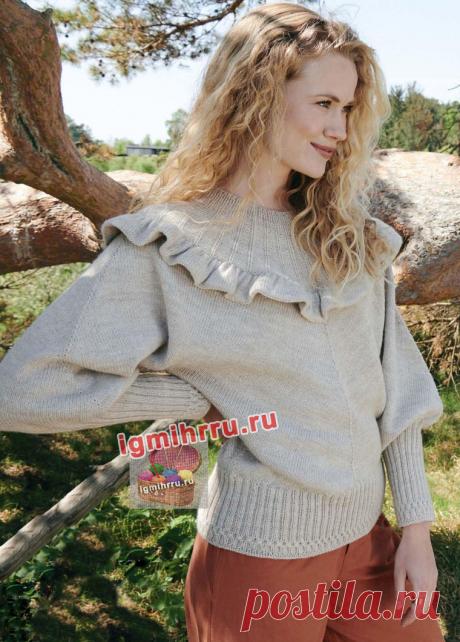 Пуловер с кокеткой из рельефных полос, украшенной воланом. Вязание спицами со схемами и описанием