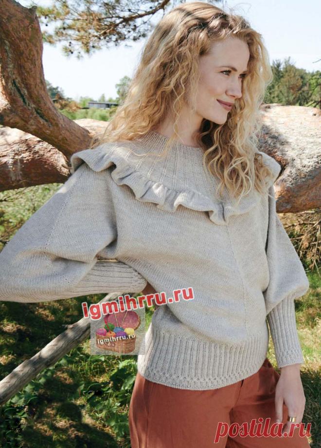 Пуловер с кокеткой из рельефных полос, украшенной воланом. Вязание спицами со схемами и описанием