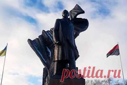 На Украине на памятнике Бандере нарисовали свастику. В Тернополе вандалы в очередной раз осквернили памятник лидеру «Организации украинских националистов» Степану Бандере. По данным источника в полиции, ранним утром неизвестный разрисовал монумент черной свастикой. На месте преступления он оставил металлические скребки и тряпки.