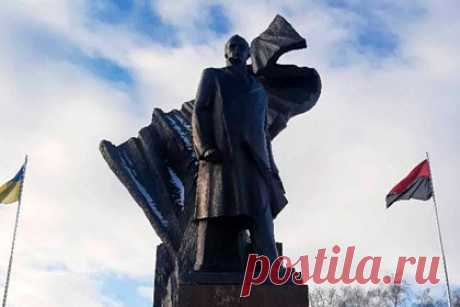 На Украине на памятнике Бандере нарисовали свастику. В Тернополе вандалы в очередной раз осквернили памятник лидеру «Организации украинских националистов» Степану Бандере. По данным источника в полиции, ранним утром неизвестный разрисовал монумент черной свастикой. На месте преступления он оставил металлические скребки и тряпки.