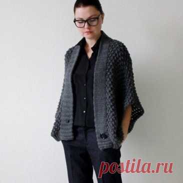 Жакет-пончо спицами Описание узора:1-й ряд и все нечетные ряды - все петли вязать изнаночными.2-й ряд - 3 петли провязать вместе лицевой, из одной петли вывязать 3 петли.4-й ряд-из одной петли вывязать 3 петли 3 петли провязать вместе лицевойЧисло петель кратно четырем.