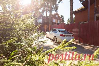 Россиянам напомнили о важности присвоения адреса частному дому. Жителям России напомнили о необходимости присвоения адреса объектам недвижимости, чтобы в полной мере реализовывать свое право собственности и избежать других проблем. Порядок процедуры в отношении домов, земельных участков и даже недостроенных объектов пояснили журналисты РБК 20 октября.