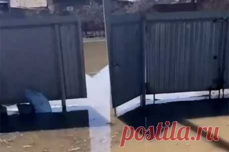 В Орске подтопило около 600 домов после прорыва дамбы. Вода продолжает прибывать на улицы Старого города.