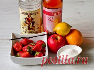 Розовая сангрия с клубникой и ванилью