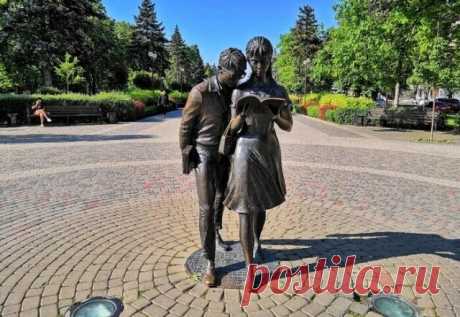 ༺🌸༻Памятник Шурику и Лиде в Краснодаре.