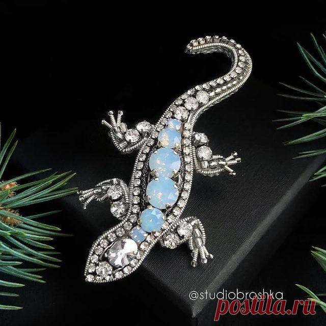 Repost @studiobroshka
by @media.repost:
Хозяйка Медной горы.
Уже продана, но очень хочу оставить ее здесь.

Почти ювелирная ящерица у меня получилась. Конечно, изначально планировала вышить зелёную, но увидела кристаллы цвета голубой опал...)) 
Ещё, уверена, круто будет смотреться с мятными кристаллами. Если хотите ящерицу в таких цветах, пишите, с удовольствием вышью😉

Размер 8,5* 4,2 см

4200 рублей на заказ

Доставка по России 200 руб. почтой. 

🇬🇧🇬🇧🇬🇧
Lizard b...