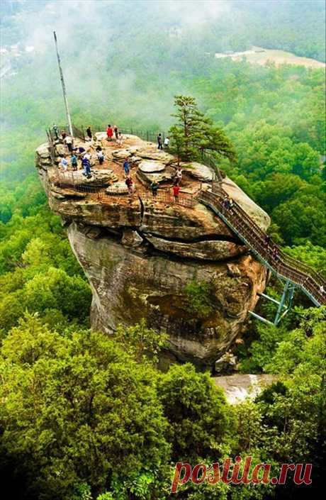 Chimney Rock Park  открылся для посетителей как частный парк в 1902 г. Самая главная достопримечательность парка Chimney Rock (Скала-домоход) - скала высотой в 96 метров, откуда видно на 120 км. Чимни Рок Северная Каролина, США