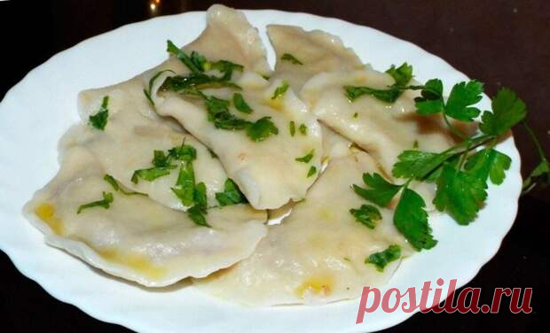 Варенички с камбалой. - Вкусно с Любовью - медиаплатформа МирТесен Любой НЕодессит, спроси его, какая самая популярная рыба в Одессе, назовёт и кефаль, и бычки, и щуку, и даже саргаса, зато на одесских улицах и в её уютных двориках знают - камбала наше всё. Синекорая, шишкастая, здоровущая - пойдёт на жаренку, а их мелочи можно приготовить маринад, ну или
