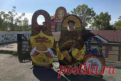 Звезда «Игры в кальмара» приехал в Россию и залез в матрешку. Корейский актер Хо Сон-тхэ, звезда сериала «Игра в кальмара», приехал во Владивосток и сфотографировался в матрешке на центральной площади города. Снимок артист опубликовал в соцсетях, подписав его по-русски. В «Игре в кальмара» 43-летний Хо Сон-тхэ исполнил роль гангстера с татуировкой змеи на лице Чан Док Су.