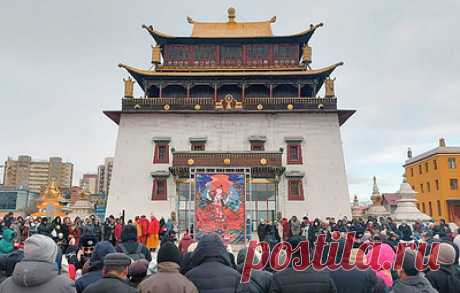 В Улан-Баторе на буддийском празднике впервые прошла церемония на монгольском языке. Ежегодно 25-й день первого зимнего месяца по лунному календарю посвящается памяти основателя одной из самых влиятельных буддийских школ Гелуг Цзонхавы