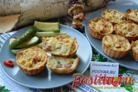 Корзиночки из слоеного теста с картофелем и сосисками