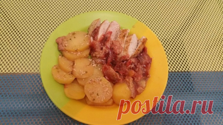 🍝🍴 ПРОВЕРЕННЫЕ РЕЦЕПТЫ! РЕКОМЕНДУЕМ! 🍴🍝 #Рецепты_подписчиков@smart_home ИНДЕЙКА В СЛИВАХ Ингредиенты: Филе индейки Картофель Сливы (кислые) Кефир Растительное масло Соль Специи Способ приготовления: Проткнуть вилкой филе индейки со всех сторон. Натереть солью и специями (у меня: смесь перцев, хмели сунели, сухая аджика), залить кефиром. Мариновать 1 час (чем дольше маринуется, тем мягче и сочнее филе). Пока маринуется филе, картошку порезать тонкими кружками, натереть солью и растительным…