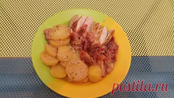🍝🍴 ПРОВЕРЕННЫЕ РЕЦЕПТЫ! РЕКОМЕНДУЕМ! 🍴🍝 #Рецепты_подписчиков@smart_home ИНДЕЙКА В СЛИВАХ Ингредиенты: Филе индейки Картофель Сливы (кислые) Кефир Растительное масло Соль Специи Способ приготовления: Проткнуть вилкой филе индейки со всех сторон. Натереть солью и специями (у меня: смесь перцев, хмели сунели, сухая аджика), залить кефиром. Мариновать 1 час (чем дольше маринуется, тем мягче и сочнее филе). Пока маринуется филе, картошку порезать тонкими кружками, натереть солью и растительным…