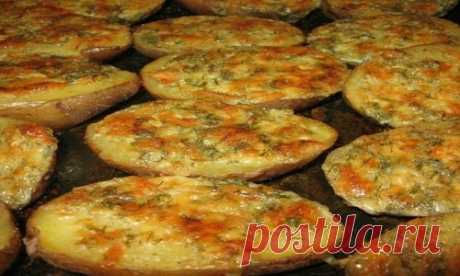 Замечательный рецепт чесночной картошки, запеченной в духовке. Готовится такое блюдо очень просто, но вкус – действительно восхитительный!