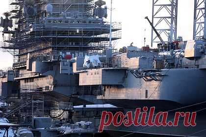 Вице-адмирал рассказал о проектах российских авианосцев. Самым реальным из всех проектов перспективных российских авианосцев является «Шторм», сообщил бывший заместитель начальника Главного штаба Военно-морского флота России вице-адмирал Владимир Пепеляев. Российские специалисты предложили шесть вариантов перспективного авианосца.