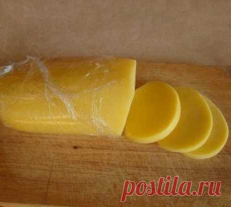 Готовим свой домашний сыр. Не хуже импортного!

Домашние сыры - 6 рецептов приготовления. 

Ароматный домашний сыр 
Ингредиенты:
1л кефира
1л молока
6 яиц
4 ч. ложки соли (или по вкусу)
1/3 ч. ложки красного острого перца
щепотка тмина
1 зубчик чеснока
небольшой пучок разной зелени: укроп, кинза, зелёный лук
Приготовление:
1. В кастрюлю вылить молоко и кефир, поставить на плиту. Не доводя до кипения, влить тонкой струйкой в горячую молочно-кефирную смесь слегка взбитые с с...
