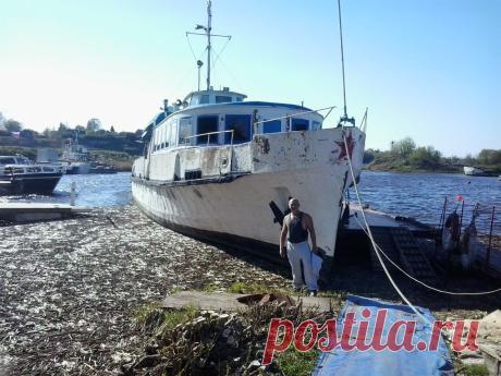 теплоход "Александр Невский" до 2011 пассажирский - нынче 30-метровая ЯХТА...