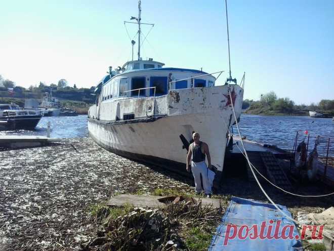 теплоход "Александр Невский" до 2011 пассажирский - нынче 30-метровая ЯХТА...