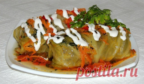 10 САМЫХ ВКУСНЫХ РЕЦЕПТОВ ГОЛУБЦОВ 

1. Голубцы с грибами

ИНГРЕДИЕНТЫ:
● Белокочанная капуста — 8–10 листьев 
● Вода 
● Соль — по вкусу 
● Растительное масло — 2 ст. л. 

Для начинки: 
● Свежие грибы — 500 г или сушеные грибы — 100 г 
● Томатная паста — 1–2 ст. л. 
● Рассыпчатая рисовая каша — 1/2 ст.
● Соль — по вкусу

ПРИГОТОВЛЕНИЕ:
1. Капустные листья проварить в кипящей воде 2–3 мин., вынуть из воды, дать воде стечь. 
2. При необходимости жесткие прожилки листьев слег...