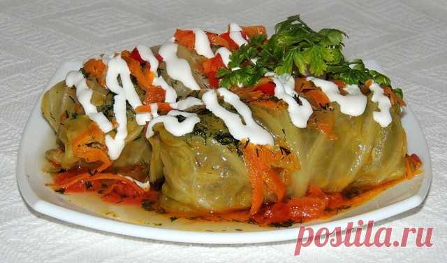 10 САМЫХ ВКУСНЫХ РЕЦЕПТОВ ГОЛУБЦОВ 

1. Голубцы с грибами

ИНГРЕДИЕНТЫ:
● Белокочанная капуста — 8–10 листьев 
● Вода 
● Соль — по вкусу 
● Растительное масло — 2 ст. л. 

Для начинки: 
● Свежие грибы — 500 г или сушеные грибы — 100 г 
● Томатная паста — 1–2 ст. л. 
● Рассыпчатая рисовая каша — 1/2 ст.
● Соль — по вкусу

ПРИГОТОВЛЕНИЕ:
1. Капустные листья проварить в кипящей воде 2–3 мин., вынуть из воды, дать воде стечь. 
2. При необходимости жесткие прожилки листьев слег...