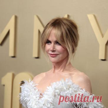 На красной дорожке Emmy 2026 особенно заметны короткие стрижки, гладкие укладки, выразительные губы и дымчатый макияж.