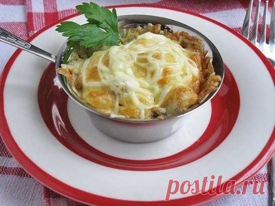 👍Жюльен с курицей и грибами.👍
Вам потребуется:
Курица 250 г
Шампиньоны свежие 250 г
Лук репчатый 2 - 3 шт.
Сыр твердых сортов 150 г
Сметана 100 - 130 мл
Мука пшеничная 1-2 ст.л.
Соль по вкусу
Смесь перцев по вкусу
Масло растительное 2 ст.л.
Как готовить:
1. Начинаю я обычно с того, что на растительном масле обжариваю шампиньоны с луком. Хорошо бы сохранить традиционную нарезку ингредиентов соломкой. Но у меня в этот раз получились мелкие кубики)
2. Грибы с луком будем жарить до того состо