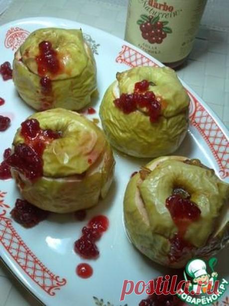 Десерт из печеных яблок с брусничным соусом - кулинарный рецепт