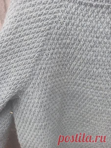 Один готов
Технические подробности
Пряжа Кроссбред Бразилии(50шерсть/50акрил) от Пехорка. 500м 100гр.расход примерно 450гр на размер 50-52(он не очень длинный, ввязался