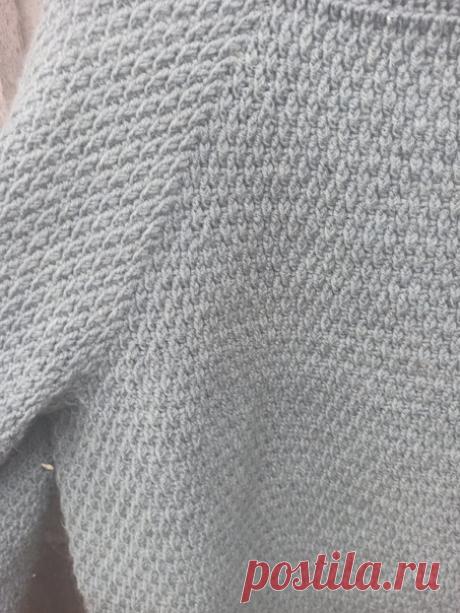 Один готов
Технические подробности
Пряжа Кроссбред Бразилии(50шерсть/50акрил) от Пехорка. 500м 100гр.расход примерно 450гр на размер 50-52(он не очень длинный, ввязался"для юбки"). Крючок 2,5
Наборный ряд 156петель.
57-спинка, 49-перед, по 23на рукава +4 -регланные линии
И да, я не ошиблась, в этот раз я решила на спинку сделать больше петель чем на перед и мне понравилось, село все хорошо.
По переду в 14,16,18ряду я сделала дополнительные прибавки по краям (последнее фото...