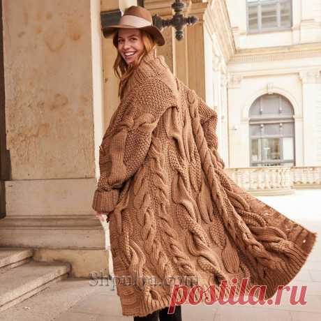 Коричневое пальто с узором из «кос».
Размеры: 32-34 (36-38) 40-42 (44-46) 48-50 (52-54). Ширина изделия по обхвату груди: 116(120) 130(142) 152 (160) см.