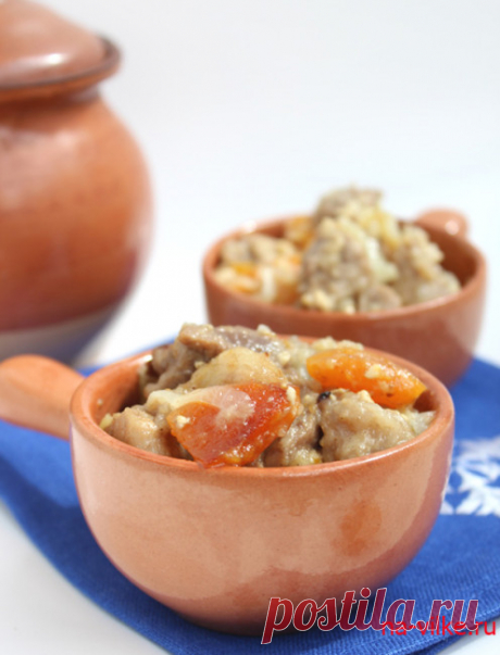 Свинина с курагой запеченная в горшочке