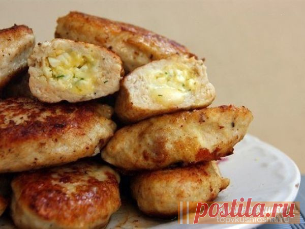 Нежные котлеты с очень сочной и вкусной начинкой Котлетки очень быстро готовятся! Это такая вкуснятина получилась! Такие нежные! Сочные! Мы ели с отварной картошкой и помидорами.