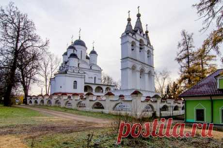 Старинные усадьбы.БОЛЬШИЕ ВЯЗЕМЫ Где: Одинцовский район, Большие Вяземы . История усадьбы начинается с XVI века, когда она была подарена царем Федором Иоанновичем Борису Годунову. На берегу реки Вяземка вырос мощный Преображенский храм, переживший польскую интервенцию и вторжение Лжедмитрия I. При Петре Великом усадьба перешла к князю Голицыну.