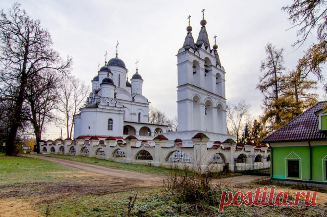 Старинные усадьбы.БОЛЬШИЕ ВЯЗЕМЫ Где: Одинцовский район, Большие Вяземы . История усадьбы начинается с XVI века, когда она была подарена царем Федором Иоанновичем Борису Годунову. На берегу реки Вяземка вырос мощный Преображенский храм, переживший польскую интервенцию и вторжение Лжедмитрия I. При Петре Великом усадьба перешла к князю Голицыну.