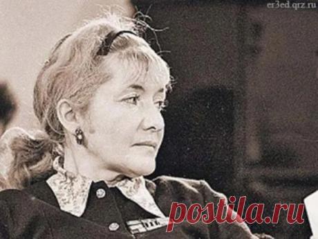 Все говорим:
«Бережем тех, кого любим,
Очень».
И вдруг полоснем,
Как ножом, по сердцу —
Так, между прочим.

Не в силах и объяснить,
Задумавшись над минувшим,
Зачем обрываем нить,
Которой связаны души.
Скажи, ах, скажи — зачем?..
Молчишь, опустив ресницы.

А я на твоем плече
Не скоро смогу забыться.
Не скоро растает снег,
И холодно будет долго…
Обязан быть человек
К тому, кого любит, добрым.

Юлия Друнина