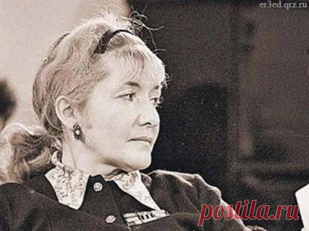 Все говорим:
«Бережем тех, кого любим,
Очень».
И вдруг полоснем,
Как ножом, по сердцу —
Так, между прочим.

Не в силах и объяснить,
Задумавшись над минувшим,
Зачем обрываем нить,
Которой связаны души.
Скажи, ах, скажи — зачем?..
Молчишь, опустив ресницы.

А я на твоем плече
Не скоро смогу забыться.
Не скоро растает снег,
И холодно будет долго…
Обязан быть человек
К тому, кого любит, добрым.

Юлия Друнина