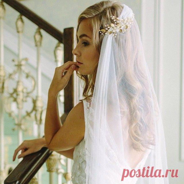 Украшение в наличии #olgadelice_autumn_inspiration 
Photo @luizasmirnova 
Muah @darya_ulyanova 
Dress @arkanova.bouton 
Accessory #olgadelice