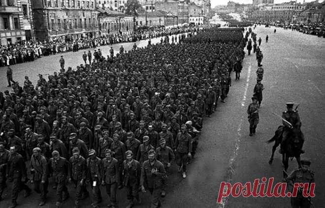Одной из первых ошибок Третьего Рейха была переоценка собственных сил. Германские военачальники были окрылены победоносной кампанией во Франции. Её сухопутная армия считалась сильнейшей в мире. Но война с СССР оказалась тотальной, расчет на молниеносный блицкриг - ошибочным. Когда к осени 1941 года план "Барбаросса" провалился, это означало стратегическую катастрофу Третьего Рейха. Рассказываем о 5 главных стратегических ошибках Гитлера: