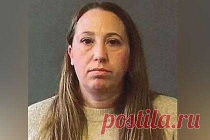 Уличенная в сексе с 11-летним мальчиком сотрудница школы снова попала за решетку. В США бывшая сотрудница школы, уличенная в сексе с 11-летним учеником, снова попала за решетку за приставание к 13-летней девочке. 42-летняя Элисон Крэник была арестована в ноябре и обвинена в сексуальном насилии и причинении вреда несовершеннолетнему. Вскоре ее отпустили под залог до суда.