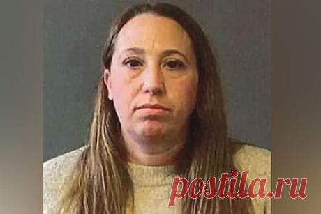 Уличенная в сексе с 11-летним мальчиком сотрудница школы снова попала за решетку. В США бывшая сотрудница школы, уличенная в сексе с 11-летним учеником, снова попала за решетку за приставание к 13-летней девочке. 42-летняя Элисон Крэник была арестована в ноябре и обвинена в сексуальном насилии и причинении вреда несовершеннолетнему. Вскоре ее отпустили под залог до суда.