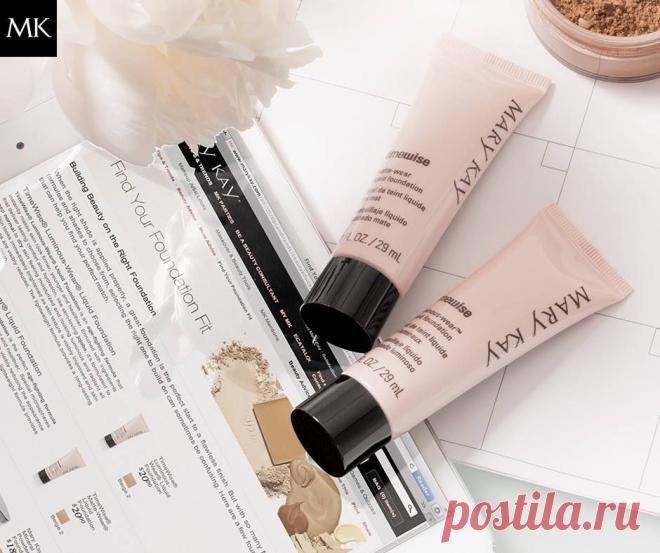 Совет визажиста Mary Kay®
Если у вас жирная или комбинированная кожа, выбирайте матирующую тональную основу: она содержит ультраизмельченные минералы, которые выступают к качестве губки, поглощая жир и делая кожу матовой, не создавая ощущения тяжелого макияжа.

Для сухой и нормальной кожи подойдет сияющая тональная основа: в ее состав входит ухаживающий за кожей воск жожоба, обеспечивая увлажнение, и светоотражающие минералы, которые осветляют кожу и придают ей более сияющий вид