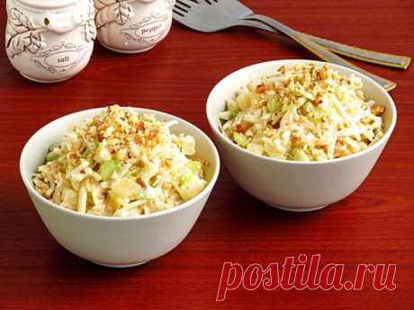 Салат из сельдерея с ананасом и яблоком. Говорят, очень вкусный!