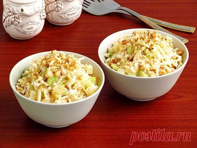 Салат из сельдерея с ананасом и яблоком. Говорят, очень вкусный!