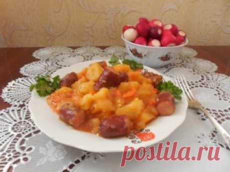 Охотничьи колбаски с овощами от Ларисы Третьяковой Охотничьи колбаски с овощами

	     Готовим охотничьи колбаски с овощами!



	     В казан с растительным маслом выкладываем крупно нарезанный репчатый лук, натертую морковь, немного обжариваем и добавляем крупными кусками картофель, обжариваем под закрытой крышкой, добавляем нарезанную охотни