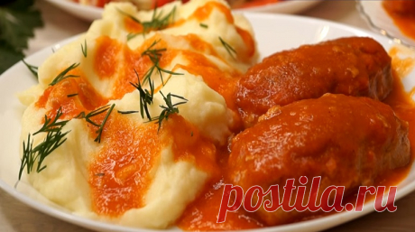 Очень вкусный ужин включает в себя три блюда: котлеты с подливой, картофельное пюре на гарнир, ароматный овощной салатик. Котлеты с подливой получаются нежными, мягкими и сочными. Готовятся они совсем несложно, запекаются в духовке, а съедаются в один момент.