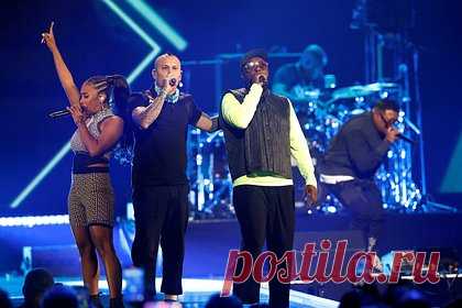 The Black Eyed Peas будут судиться с «какающими единорогами». Американский коллектив The Black Eyed Peas собирается судиться с производителем игрушек, создавшим «какающих единорогов». Компания запустила рекламные ролики с анимированными единорогами, поющими и танцующими под песню My Poops («Мои Какашки»). Это привело к судебному иску.
