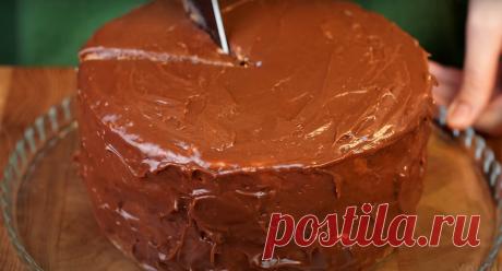 Вкуснейший торт “Сказка”. Рецепт из моего детства: невероятно вкусно и просто Торт “Сказка” – это восхитительное и разнообразное лакомство, которое сочетает в себе насыщенные вкусы и текстуры. Он часто привлекает внимание не только своим вкусом, но и своей простотой в приготовлении, что делает его популярным выбором для различных праздников и семейных встреч. Изюм придает торту сладость и нежность, в то время как арахис добавляет хрустящие нотки […]